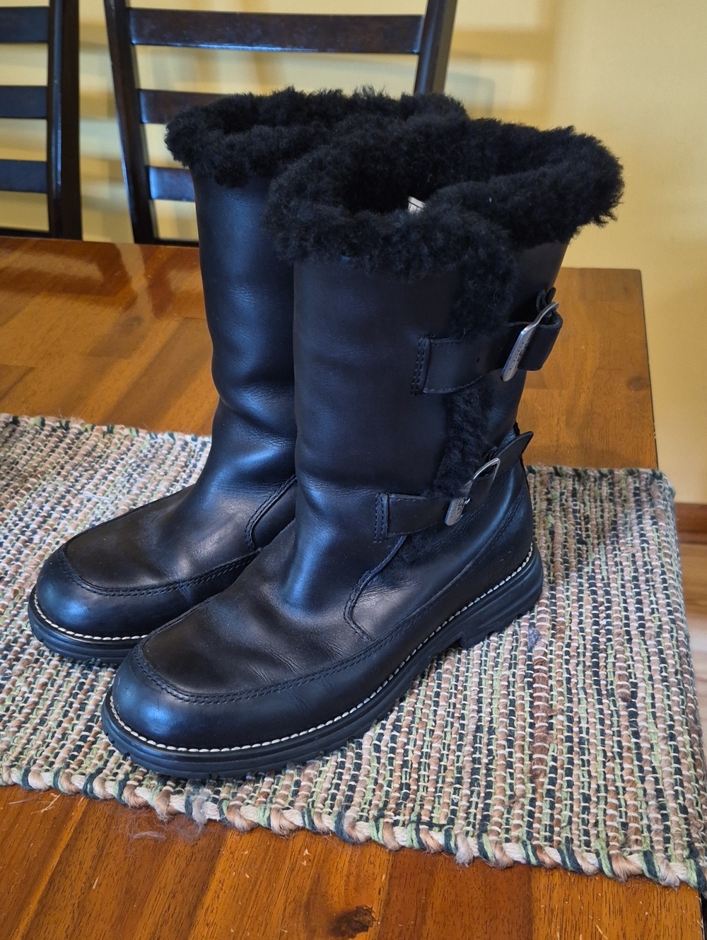 UGG Womens Larkspur Black Leather Shearling-Lined Buckle Boots Size 7